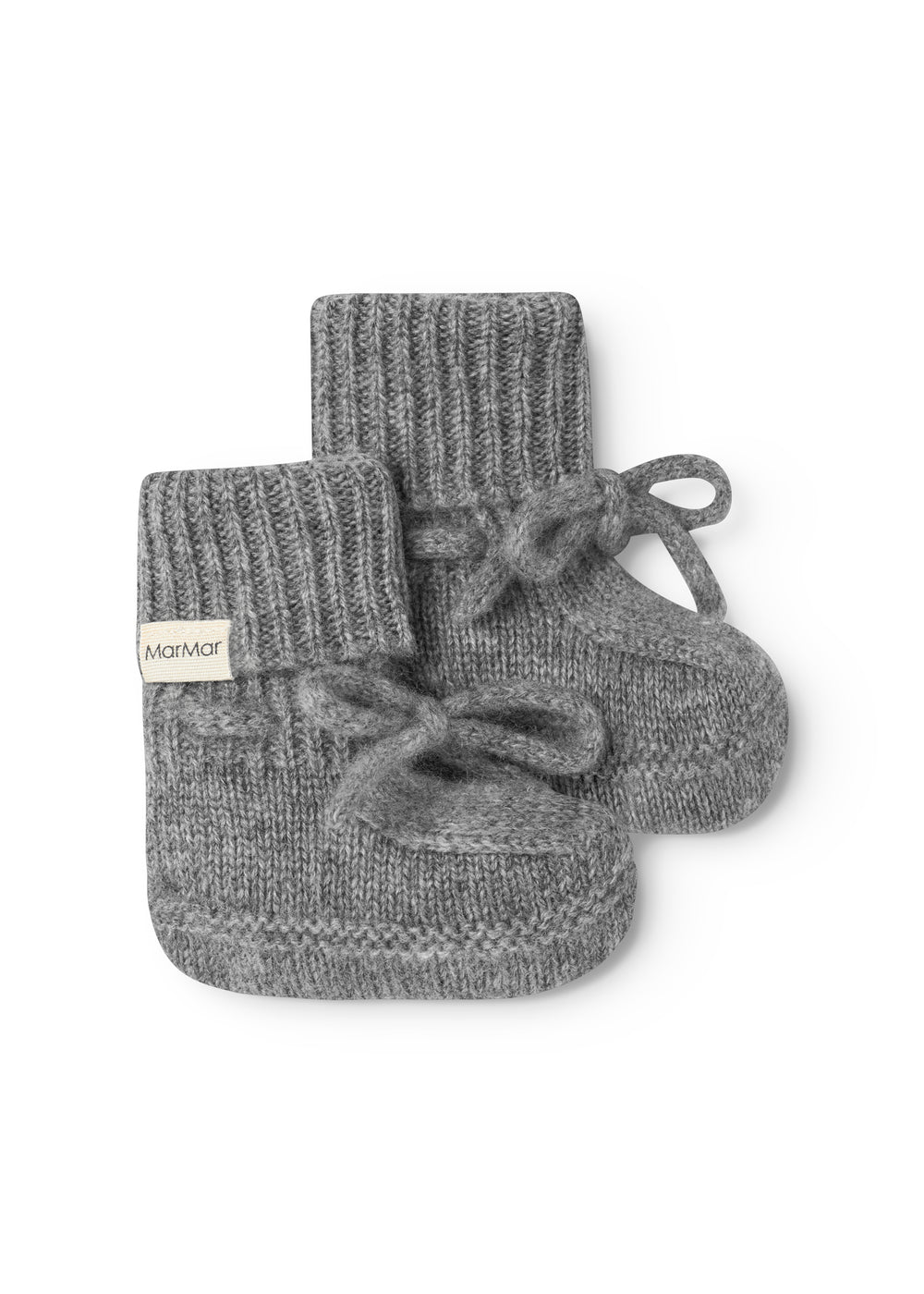 Grå strikkede babybooties med ribkant og sløjhedetalje foran