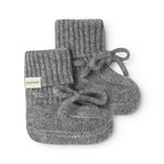 Grå strikkede babybooties med ribkant og sløjhedetalje foran