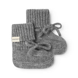 Grå strikkede babybooties med ribkant og sløjhedetalje foran