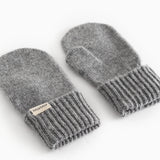 Par grå babyluffer set fra siden med ribstrikket kant og mærkeetiket