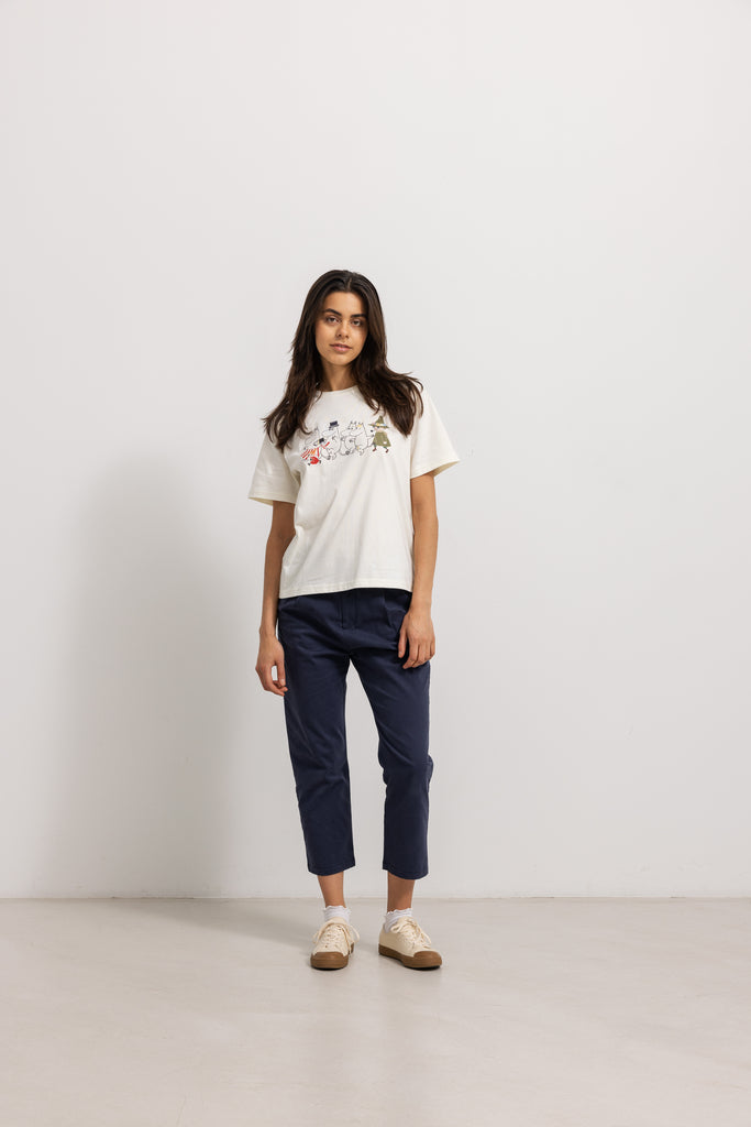 Cremefarvet T-shirt med rund halsudskæring og farverigt Moomin-print foran
