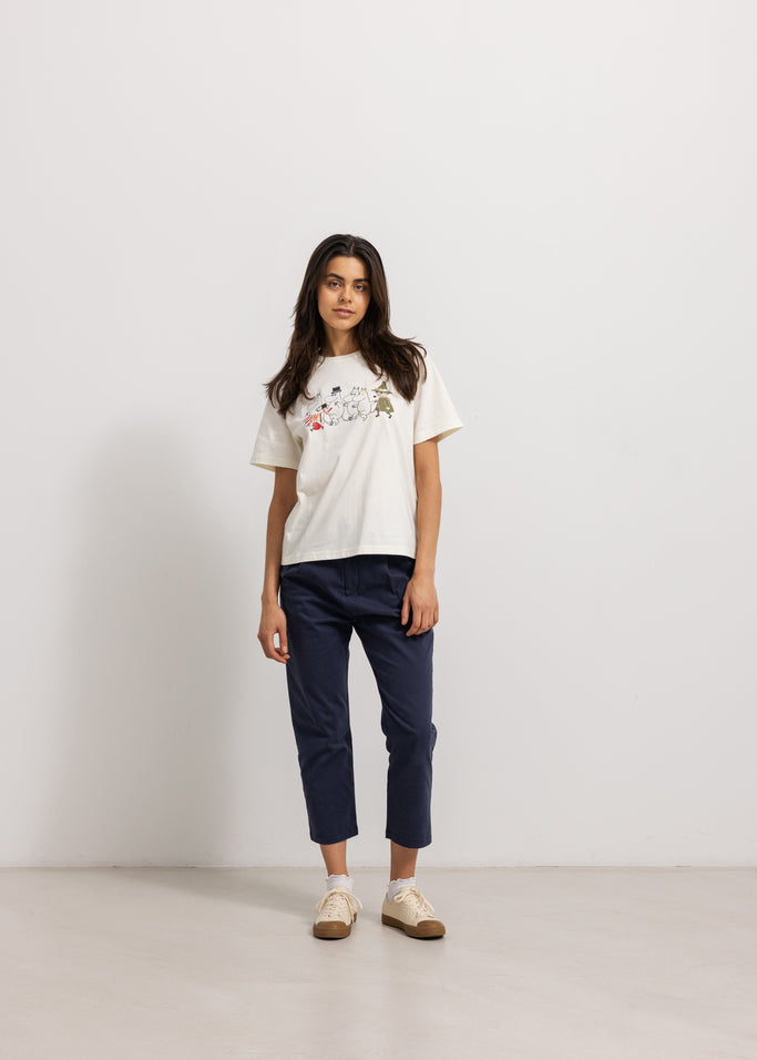 Cremefarvet T-shirt med rund halsudskæring og farverigt Moomin-print foran
