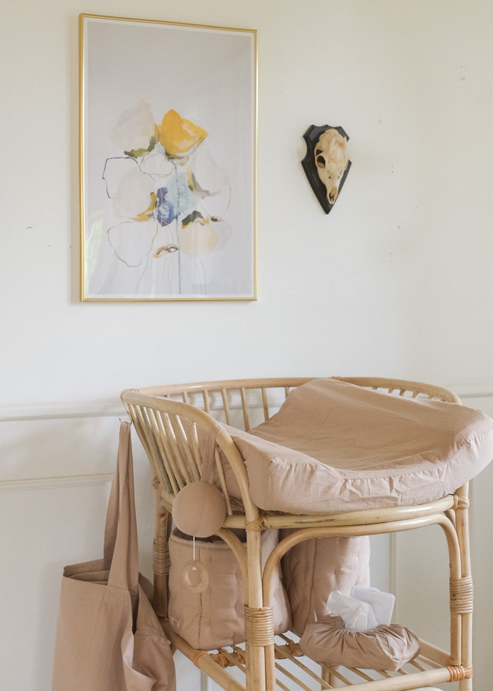 Vådservietcover i beige rosé monteret på overflade med åben rude for adgang