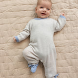 Beige babyheldragt i strik med blå krave, lange ærmer og knaplukning ved ben