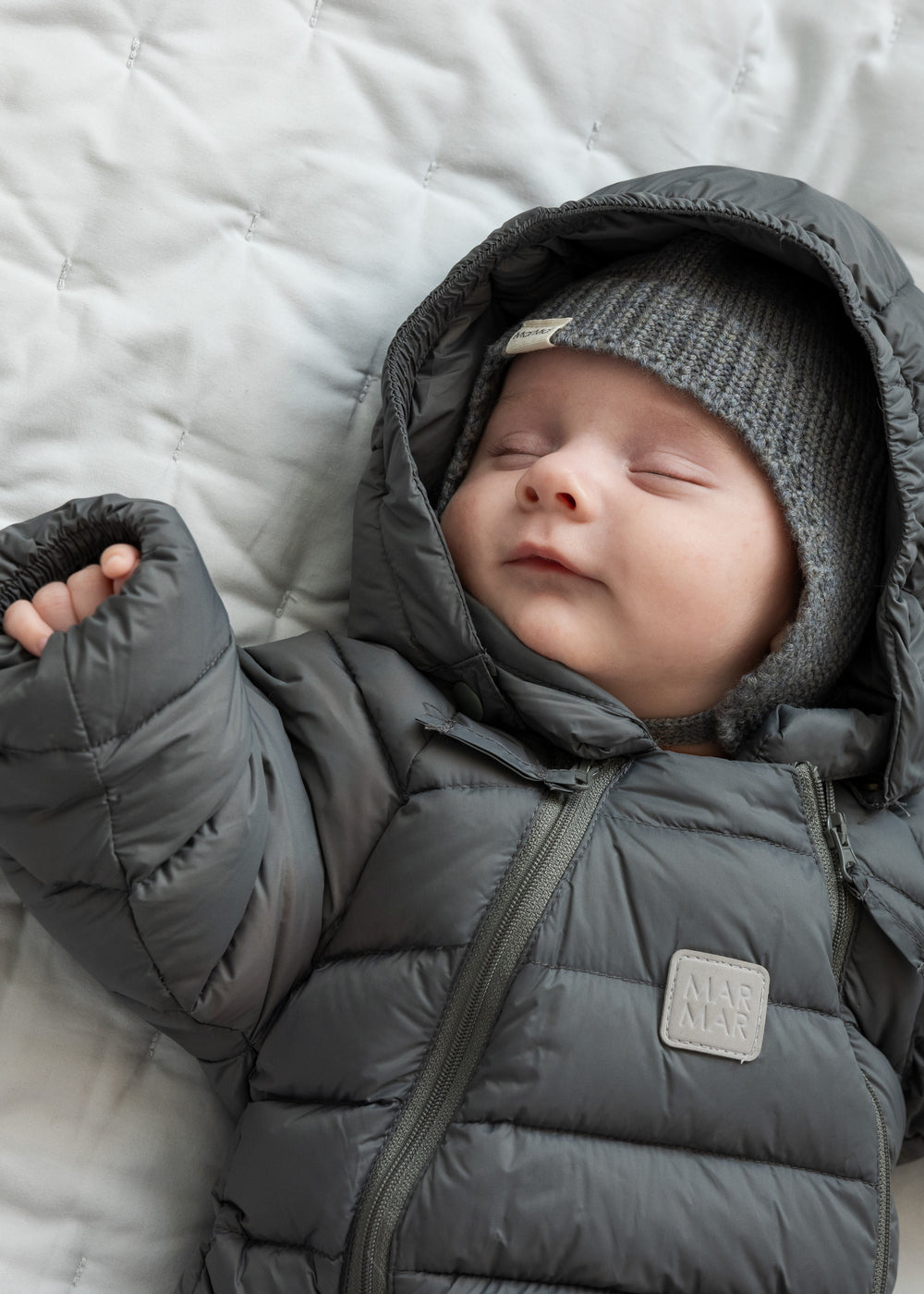 Grå strikhue til baby med foldkant og lille mærkelogo foran