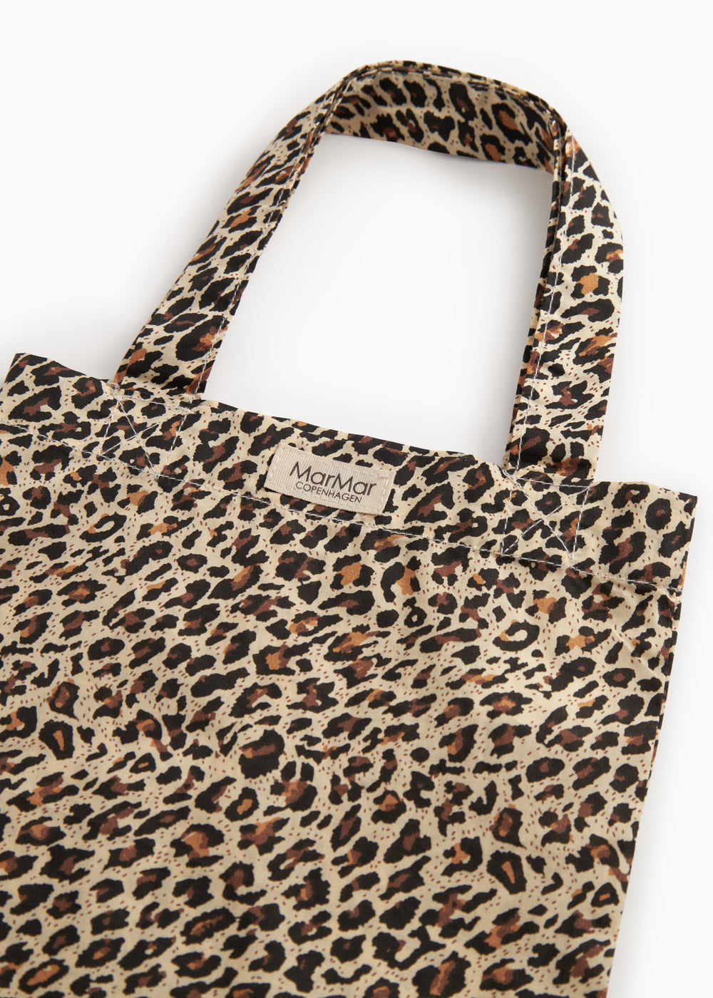 Babysengetøj i brunt leopardmønster med mærkeseddel og foldet åbning