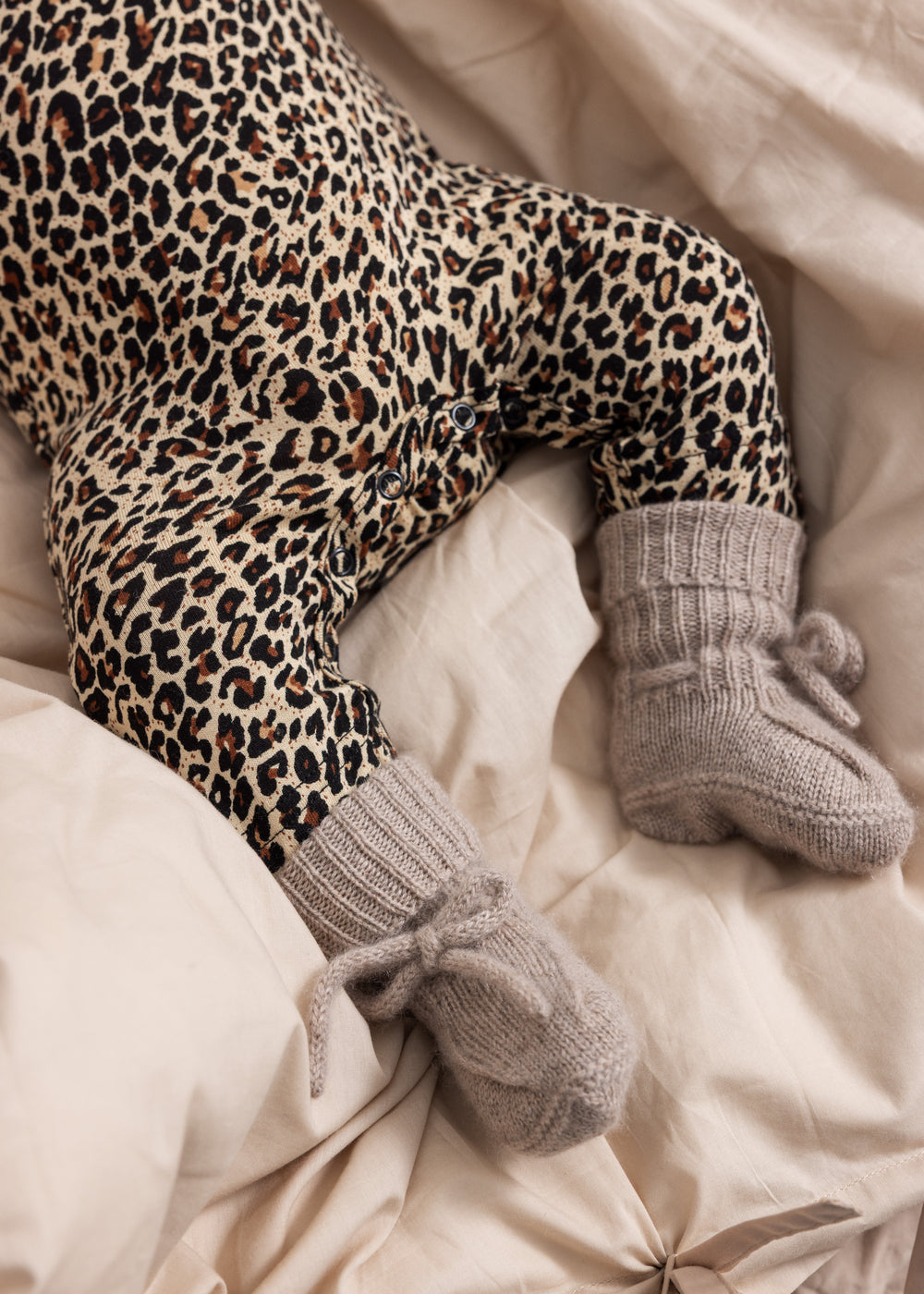 Leopardmønstret babyheldragt med ribstrikkede manche-sokker