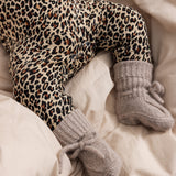 Leopardmønstret babyheldragt med ribstrikkede manche-sokker