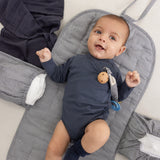 Alo suttesnor i blå-hvid tern med træholder ved babys tøj