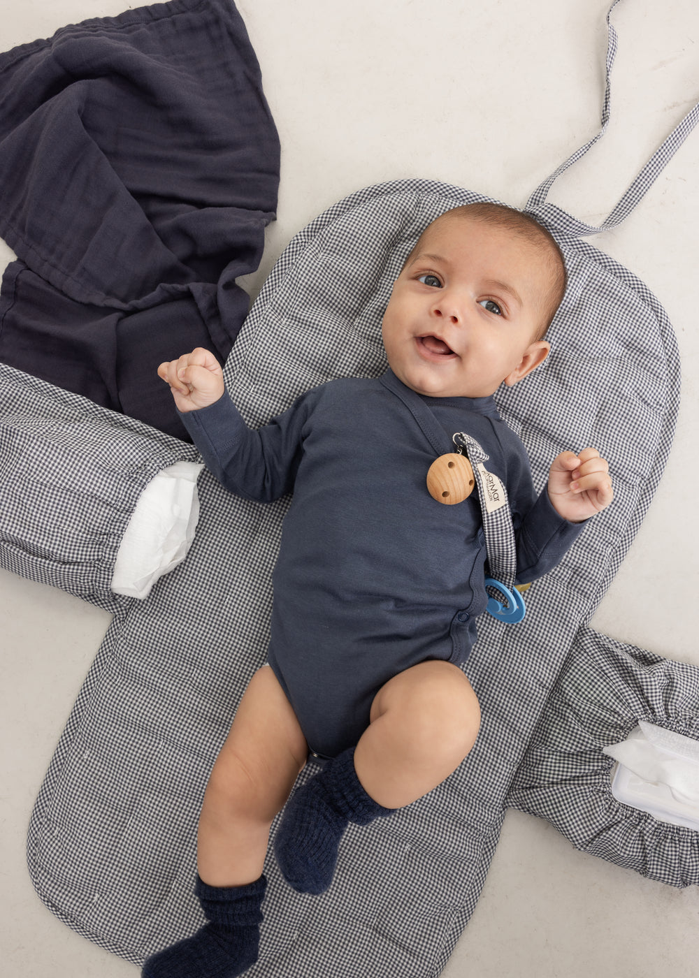 Baby sokker i mørkeblå strik på fødderne