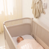 Baby sengetøj i lyse nuancer i tremmeseng: dyne og lagen