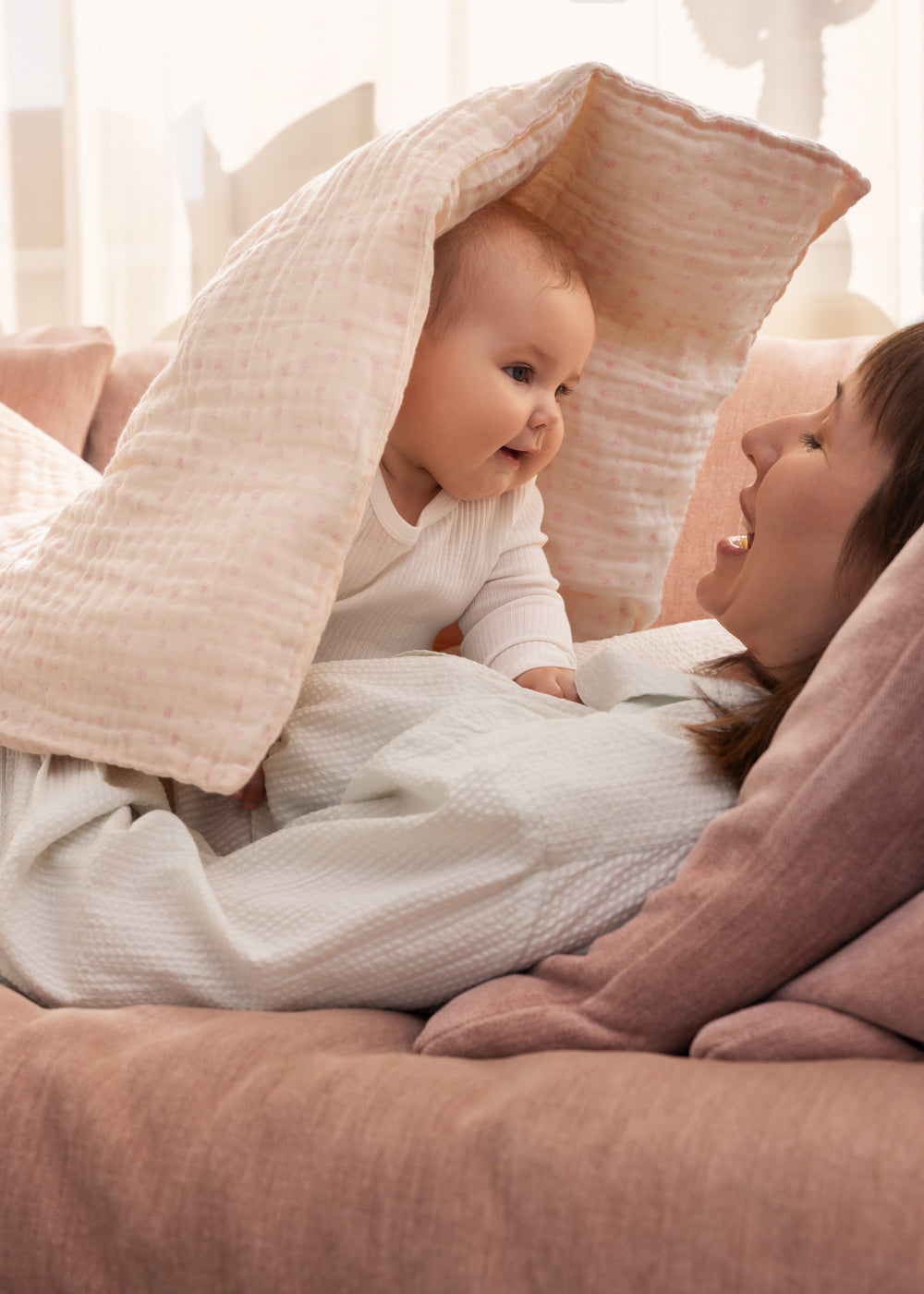 Babysengetøj i creme og beige: baby med quilt og dynebetræk