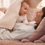 Babysengetøj i creme og beige: baby med quilt og dynebetræk