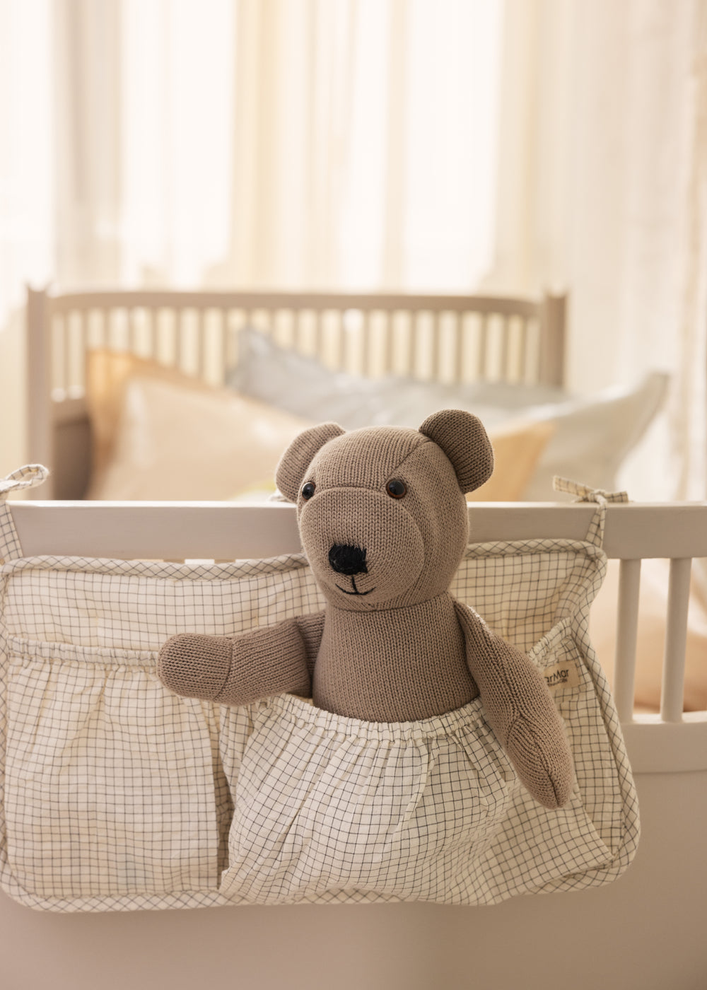 Sengelomme med ternet stof og rynket kant, med bamse i lommen, beige/hvid