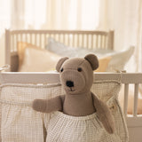 Sengelomme med ternet stof og rynket kant, med bamse i lommen, beige/hvid