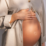Stribet pyjamasæt i blå og råhvid med knaplukning og lange ærmer