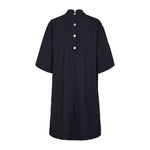 Mørk navy kjole set bagfra med rund hals, knapper i ryggen og korte, vide ærmer