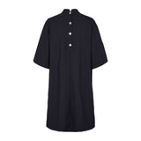Mørk navy kjole set bagfra med rund hals, knapper i ryggen og korte, vide ærmer