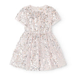 Kortærmet kjole med sølvfarvede pailletter, rund hals og glitrende skørt.