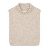 Strikket halsedisse i lyse beige med høj rullekrave og åben top.