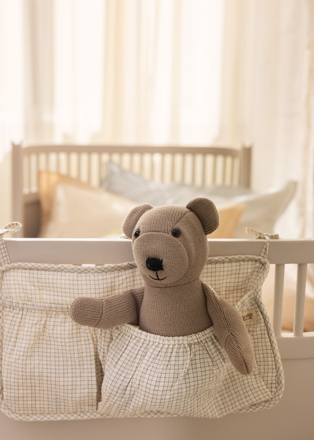 Bamse i varm stentone med broderet snude og ører, i hængende opbevaring