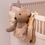 Bamse i varm stentone med broderet snude og ører, i vægophæng i vugge