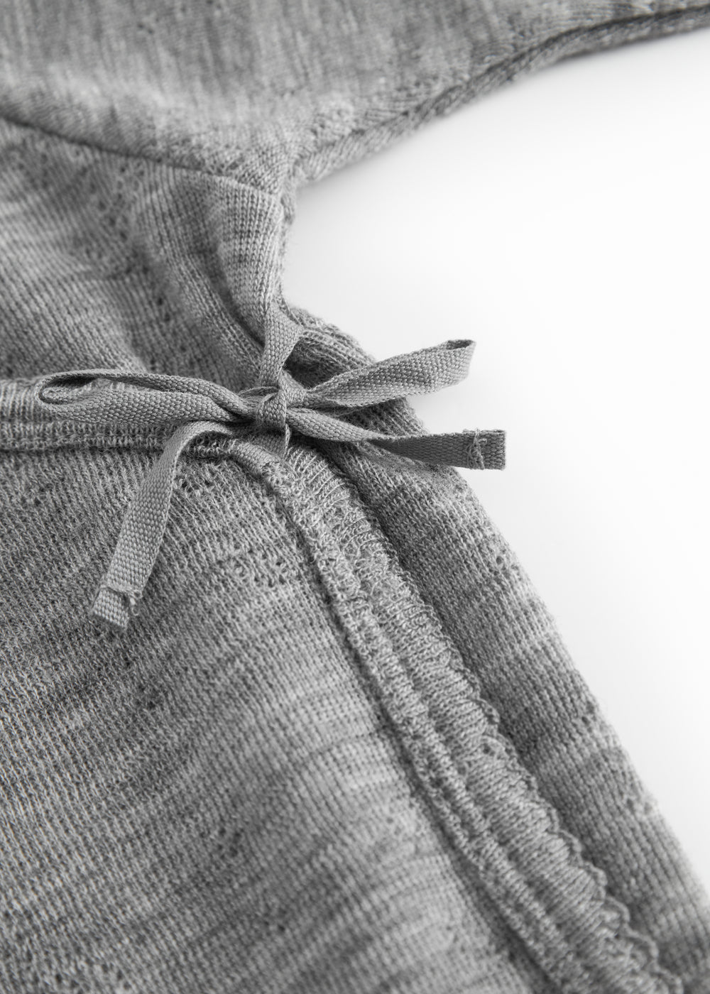 Uld pointelle bodystocking i grå meleret med knyttelukning ved hals og markeret søm