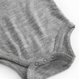 Grå melange uld bodystocking med trykknapper ved benåbning og ribkant