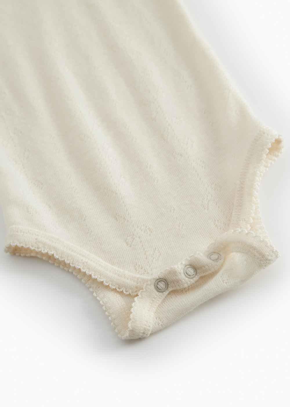 Uld bodystocking i naturfarvet pointelle med trykknapper i skridt og kant