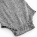 Uld pointelle-bodystocking i grå melange med dekorativ kant og trykknapper ved skridt