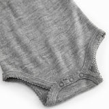Uld pointelle-bodystocking i grå melange med dekorativ kant og trykknapper ved skridt