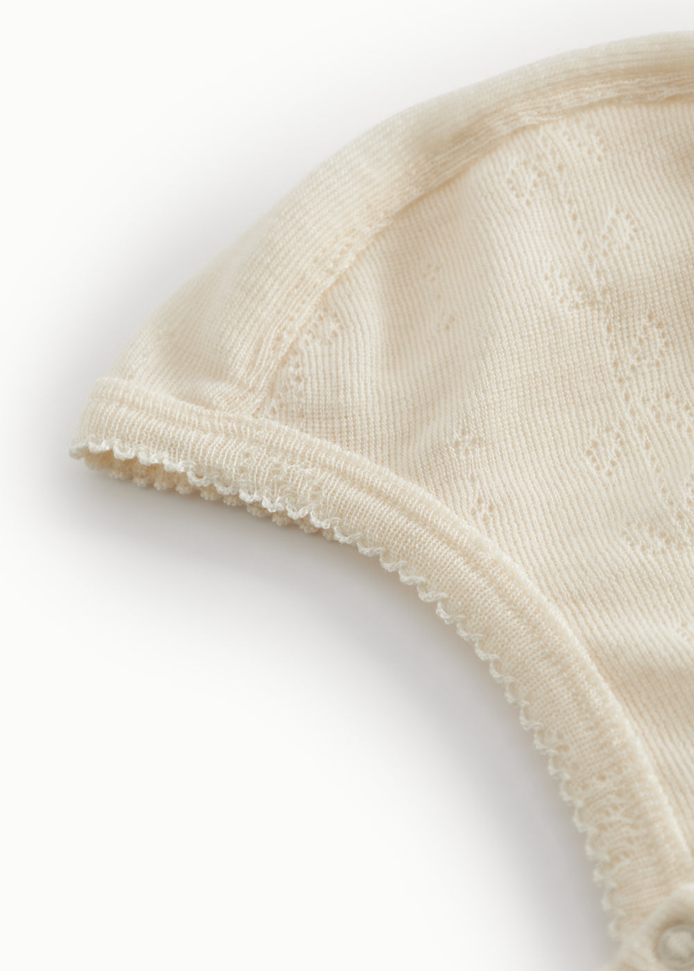 Naturfarvet uldhoodie med hættekant i ribstrik og blondeagtig kant