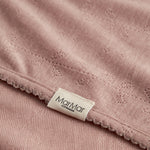 Baby tæppe brændt rosa med pointellemønster og Marmar-label ved kant