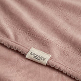 Baby tæppe brændt rosa med pointellemønster og Marmar-label ved kant