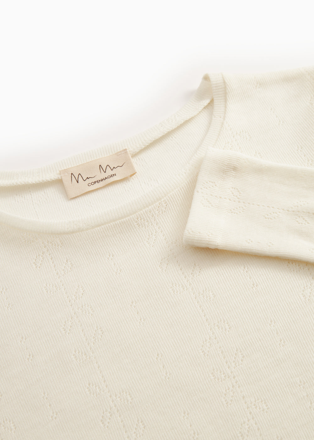 Uld pointelle T-shirt i naturfarve med rund hals og mærkets logo ved kraven