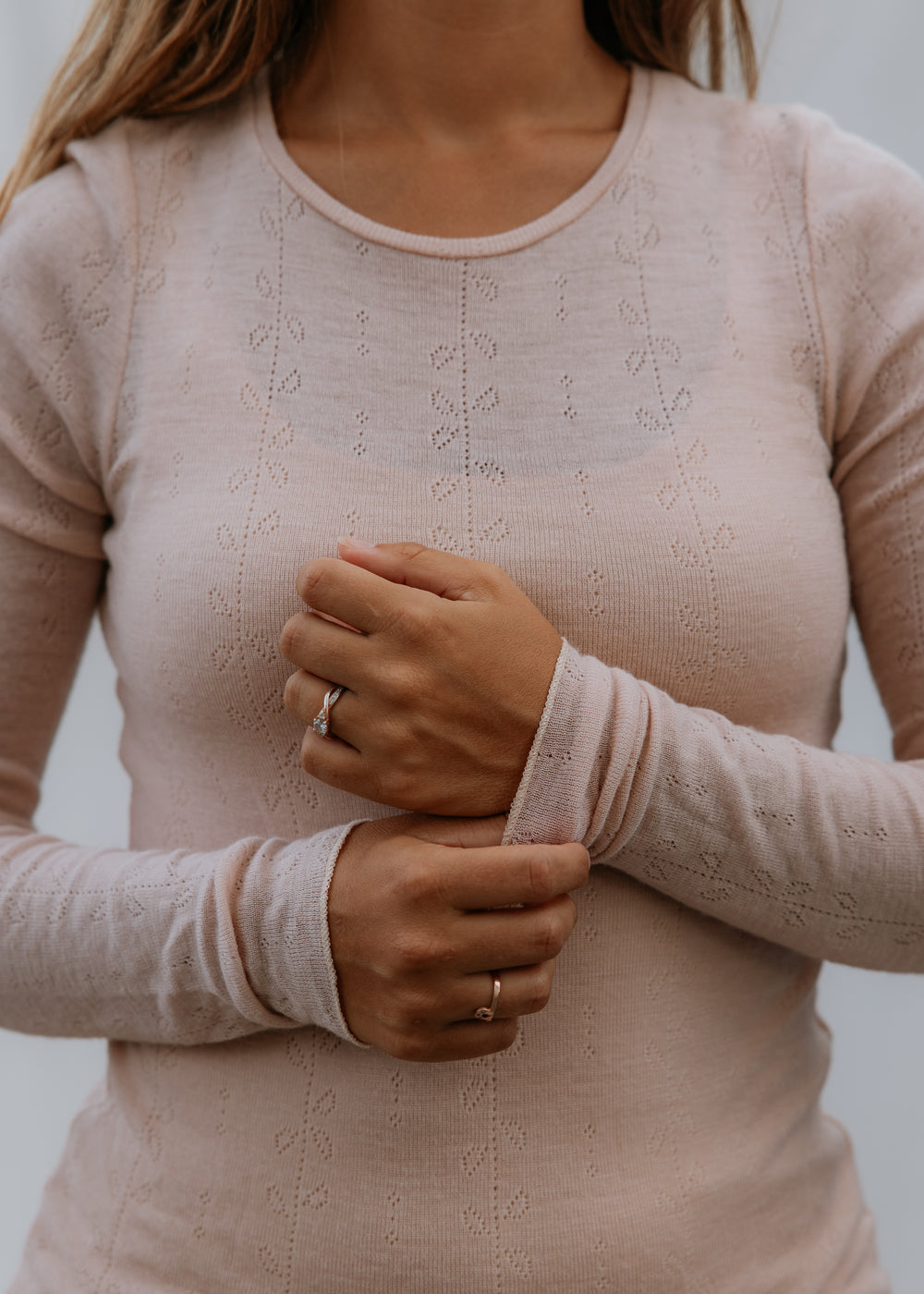Langærmet uld-pointelle t-shirt i rosenrosa med rund hals og fint hulmønster