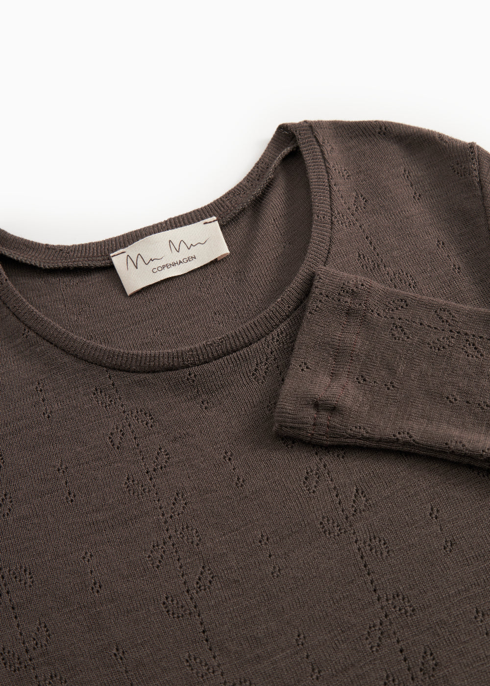 Brun uld pointelle T-shirt med rund hals og hulmønster ved ærmet
