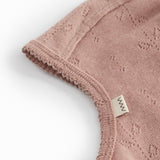 Uld elefanthue/balaclava i støvet rosé med hulmønster, foldet kant og mærkelap