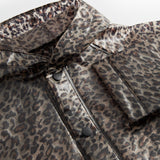 Regnjakke med leopardmønster i brun med hætte og knaplukning foran