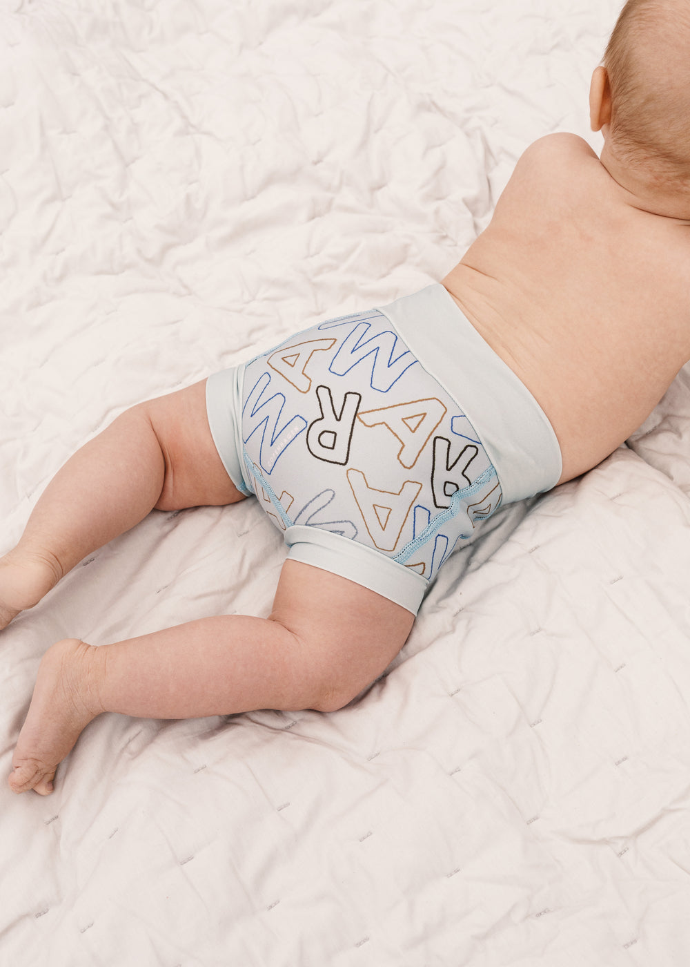 Baby badebukser lyseblå med stort logo-outline foran og grå elastik i livet