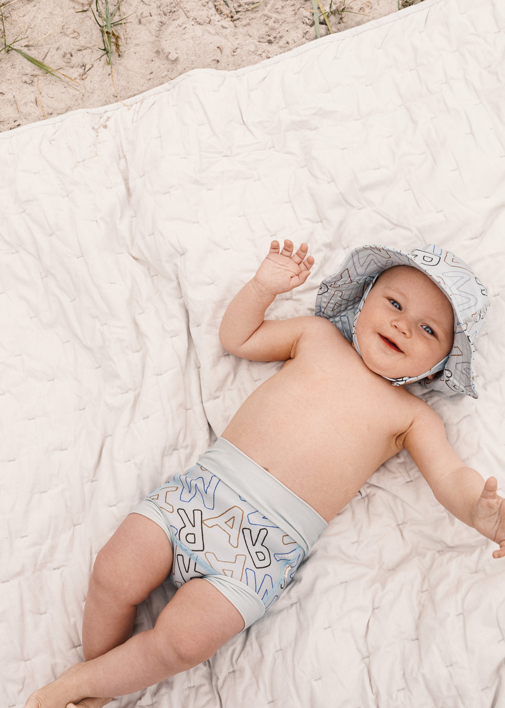 Baby badebukser lyseblå med mønsteret logo-outline og elastik ved benene