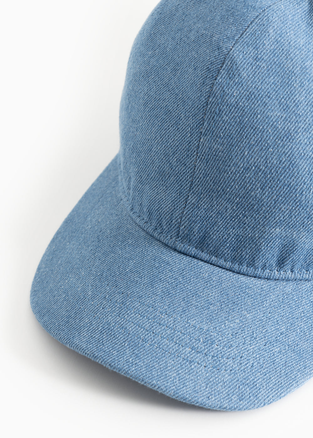 Arlo kasket i lyseblå denim med detaljerede syninger og buet skygge
