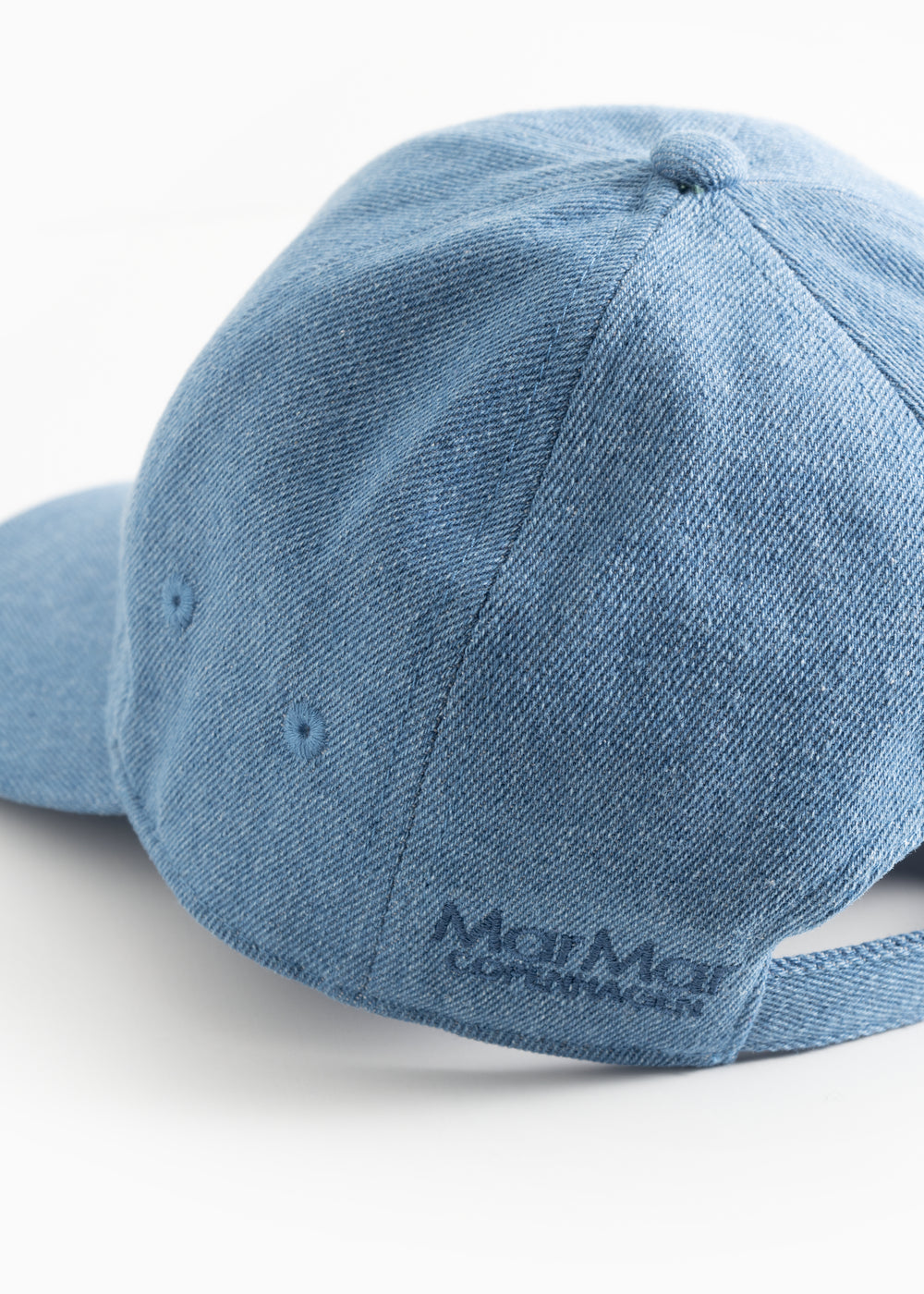 Arlo kasket i lyseblå denim med knap øverst og MarMar Copenhagen-logo