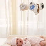 Lyserød langærmet bodystocking med små Moomin-motiver, på baby