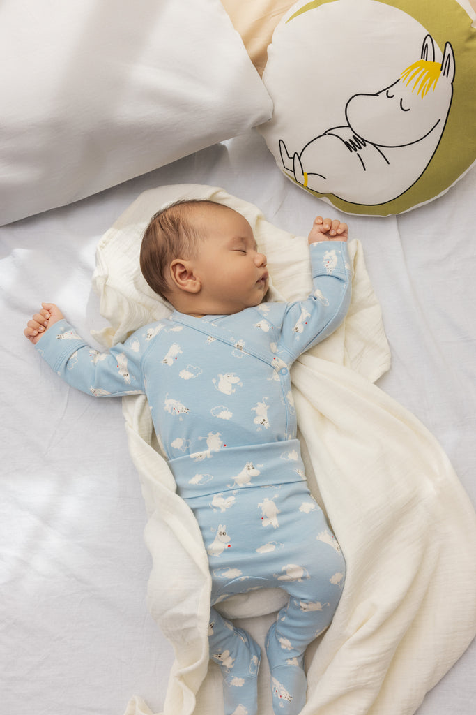 Pixa babybukser i lyseblåt med Moomin- og skyprint