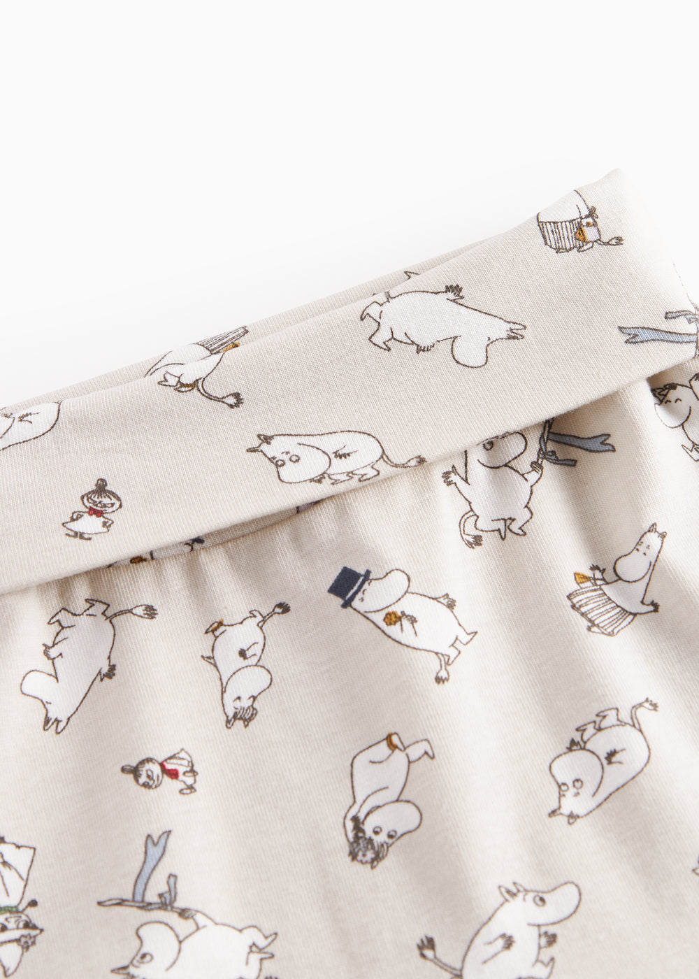 Barnbukser med fødder i lyst stof med Moomin-print
