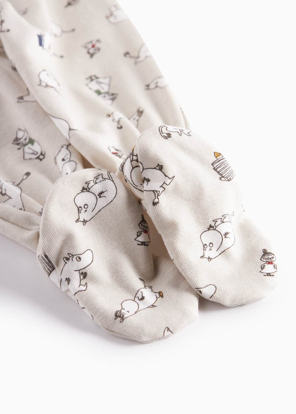 Barnbukser med fødder i lyst stof med Moomin-print