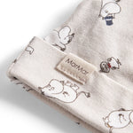 Babyhue med Moomin-print i lyse farver og knude på toppen