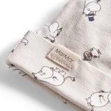 Babyhue med Moomin-print i lyse farver og knude på toppen