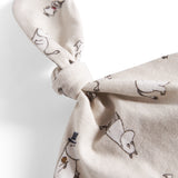 Babyhue med Moomin-print i lyse farver og knude på toppen